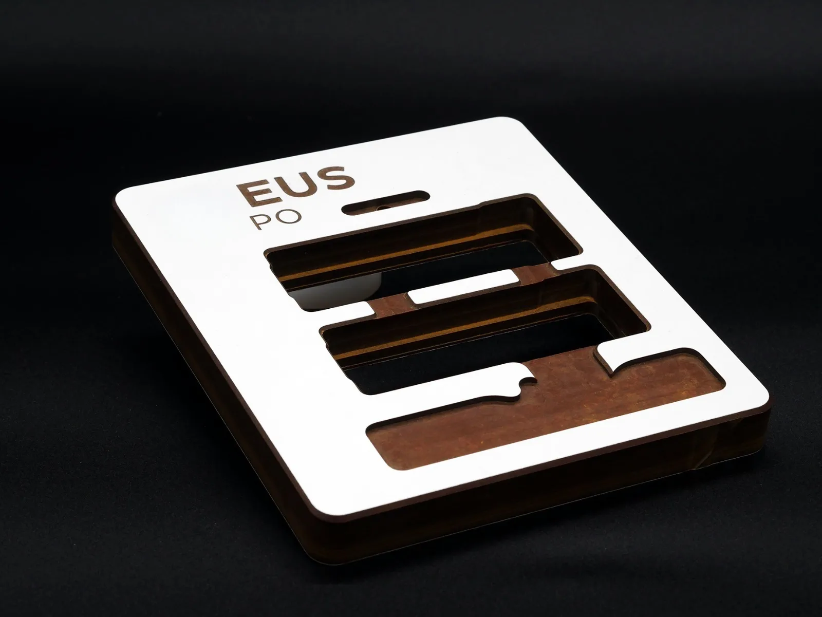 outillage industriel sur-mesure usiné par USIPANEL — gabarit avec dessus stratifié blanc et corps contreplaqué