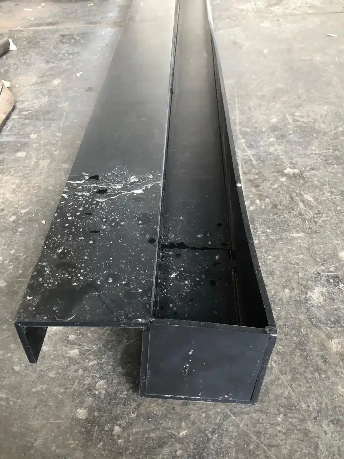 goulotte PE noire